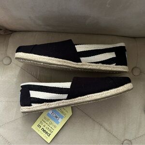 Tom’s Women’s 6 Black and White Stripe University Suede Footbed Classic Slip On